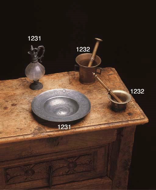 A GEORGIAN BRONZE MORTAR AND PESTLE