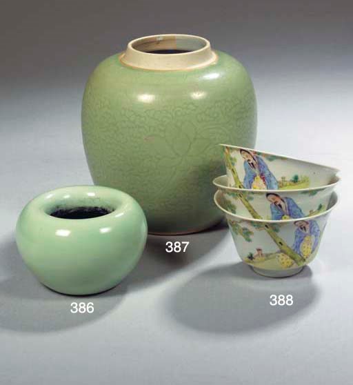 A pale celadon-glazed brushwasher