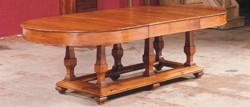 AN ITALIAN WALNUT EXTENDING DINING TABLE