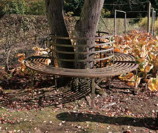 A GREEN-PAINTED METAL CIRCULAR GARDEN SEAT