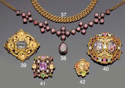 An early 19th century foiled garnet necklace