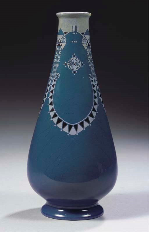 A GLAZED POTTERY VASE