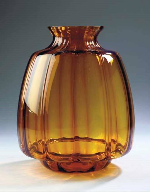 A LARGE AMBER GLASS VASE