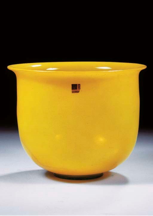 AN UNICA YELLOW GLASS VASE