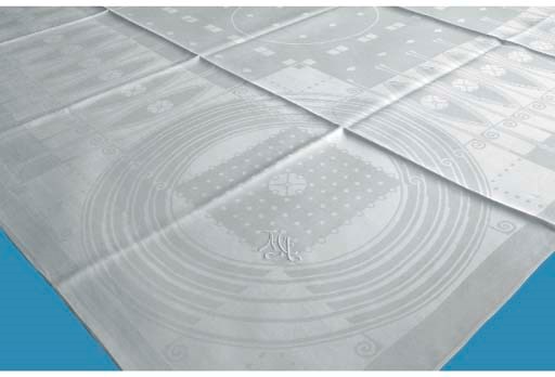 A FINE DAMASK LINNEN TABLECLOTH