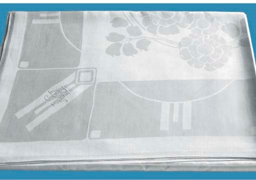 A FINE AND LARGE DAMASK LINNEN TABLECLOTH