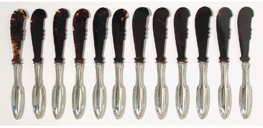 (12) A SET OF TWELVE SILVER HANDLED TORTOISE CAVIAR SCOOPS