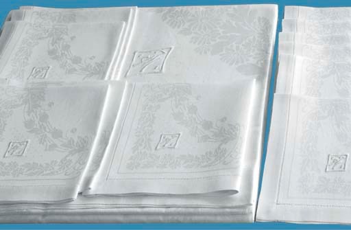 (13) A FINE DAMASK LINNEN TABLECLOTH