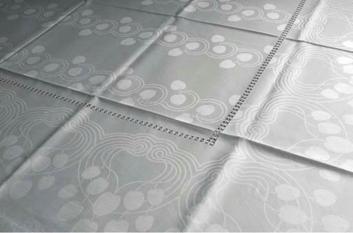 A FINE DAMASK LINNEN TABLECLOTH