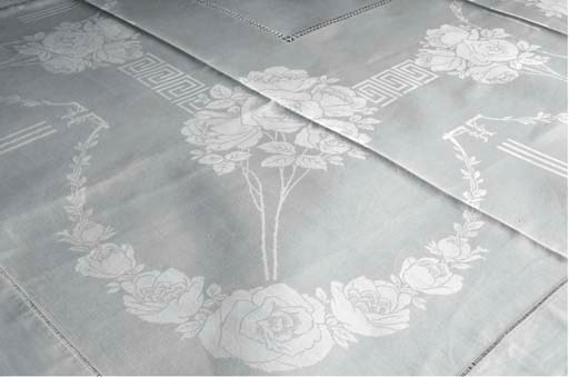 A FINE AND LARGE DAMASK LINNEN TABLECLOTH