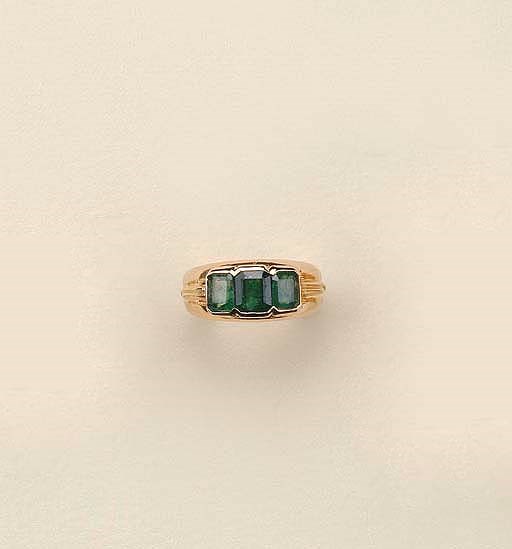 Anello in oro giallo con smeraldi, firmato Bulgari
