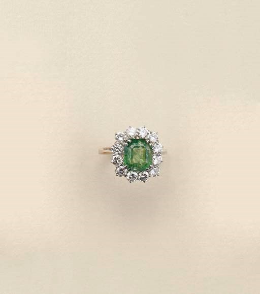 Anello in oro bianco con smeraldo e brillanti