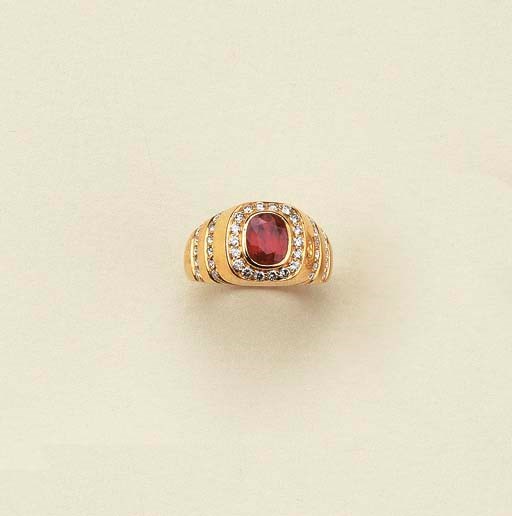 Anello in oro con rubino e brillanti, firmato Bulgari