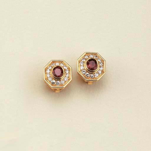 Paio di orecchini in oro con rubino e brillanti, firmati Bulgari