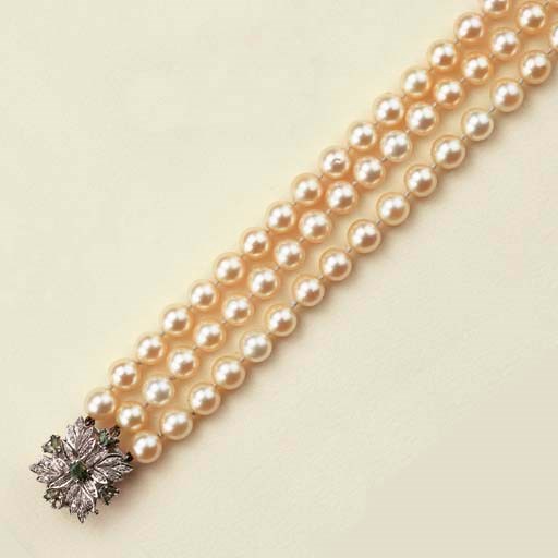 Collana in perle coltivate, smeraldi e brillanti
