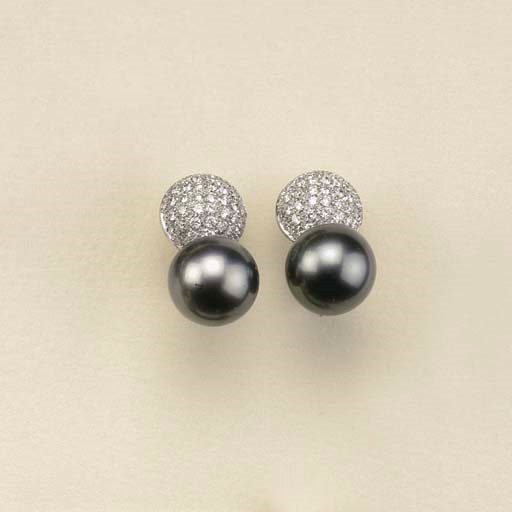 Paio di orecchini in oro bianco, brillanti e perla grigia coltivata