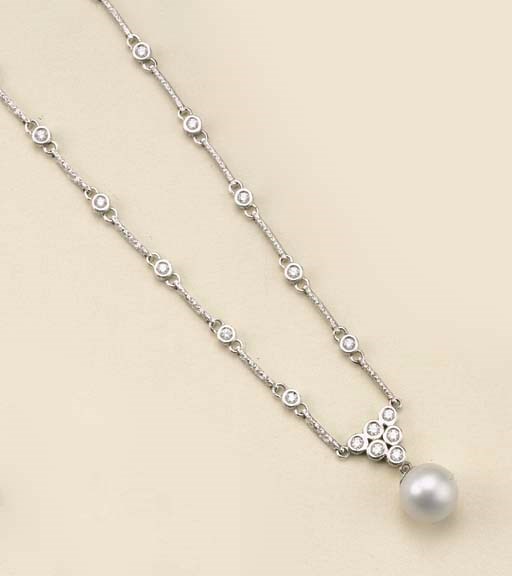 Collana in oro bianco con brillanti e perla coltivata