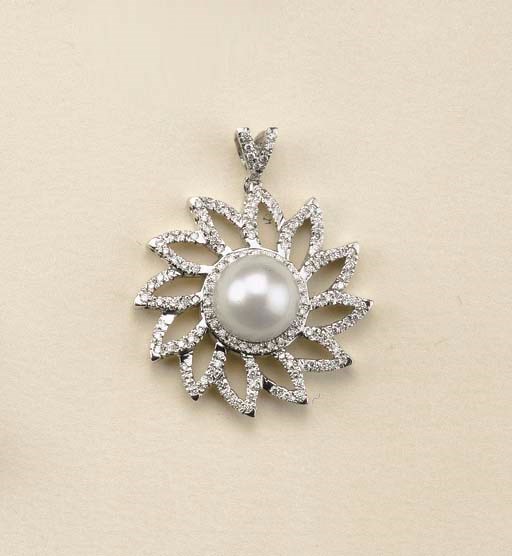 Pendente in oro bianco, brillanti e perla coltivata
