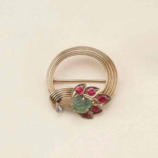 SPILLA IN ORO CON SMERALDO, RUBINI E DIAMANTE, FIRMATA CARTIER LONDON