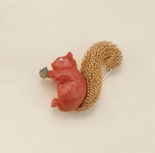 SPILLA IN ORO, CORALLO, SMERALDO E DIAMANTE, FIRMATA V.C.A.