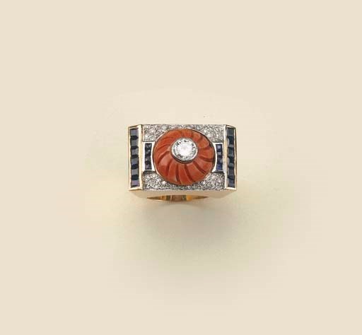 ANELLO IN ORO CON CORALLO, ZAFFIRI E DIAMANTI
