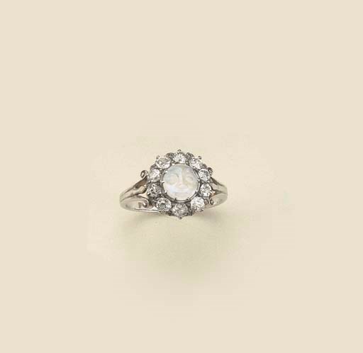 ANELLO IN ORO CON PIETRA DI LUNA E DIAMANTI