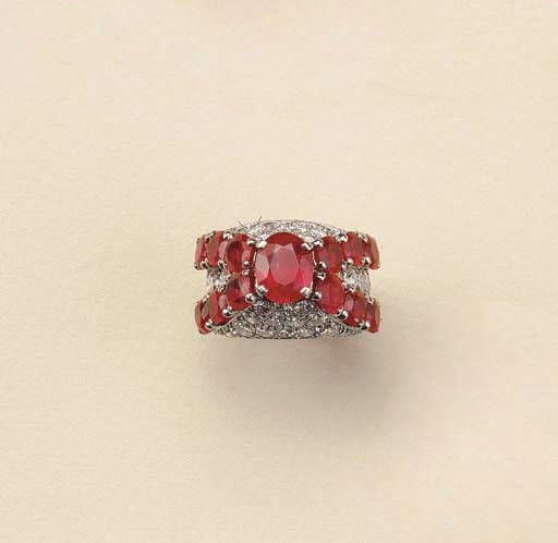 Anello in platino e oro con rubini e brillanti, firmato Cartier Paris