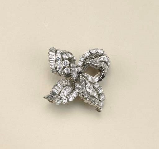 Clip in oro, platino e diamanti, firmata Bulgari