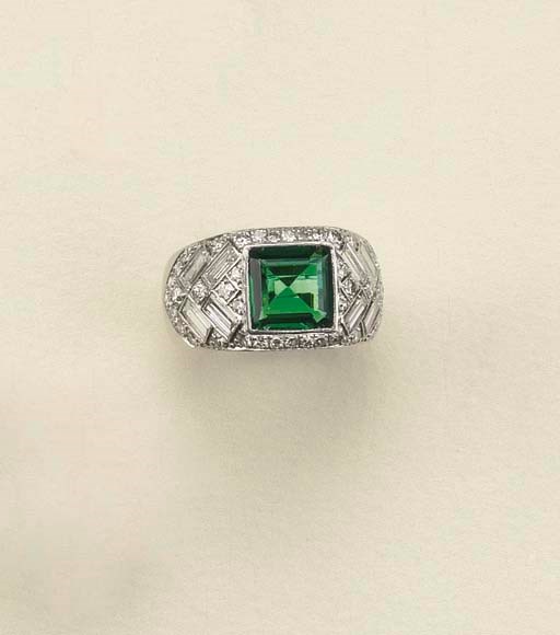 Anello in platino con smeraldo e diamanti