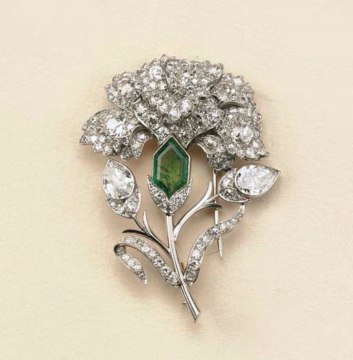 Spilla in platino con diamanti e smeraldo