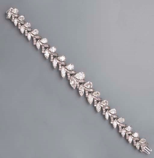 AN ATTRACTIVE DIAMOND BRACELET