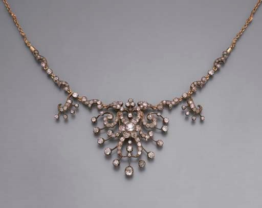 AN ANTIQUE DIAMOND NECKLACE