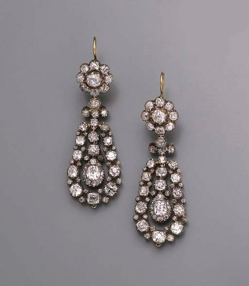 AN ATTRACTIVE PAIR OF ANTIQUE DIAMOND PENDANT EARRINGS