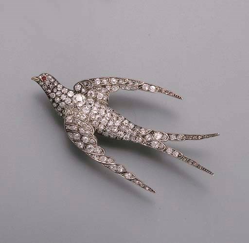 AN ANTIQUE DIAMOND SWALLOW BROOCH