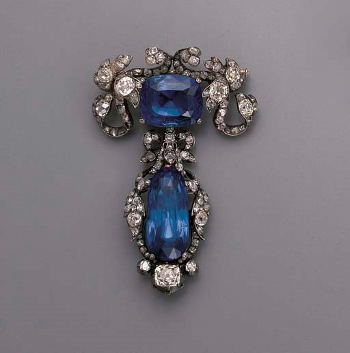 AN ANTIQUE SAPPHIRE AND DIAMOND BROOCH