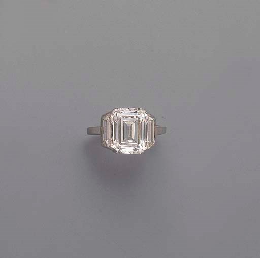 A DIAMOND SINGLE-STONE RING