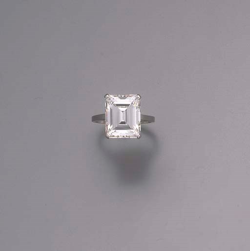 A DIAMOND SINGLE-STONE RING