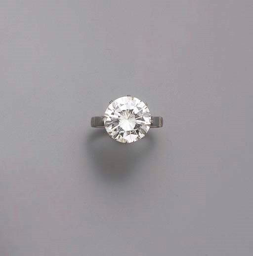 A DIAMOND SINGLE-STONE RING