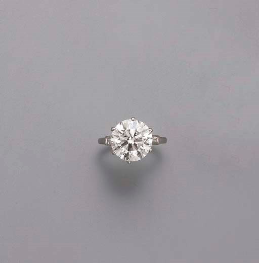 A DIAMOND SINGLE-STONE RING