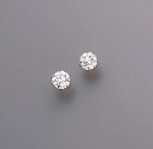 A PAIR OF ANTIQUE DIAMOND SINGLE-STONE EARRINGS