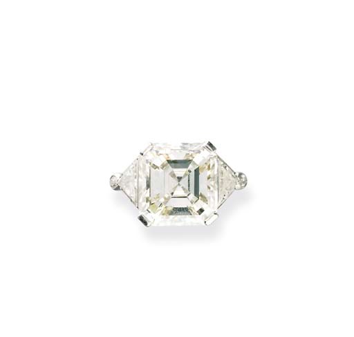 A DIAMOND SINGLE-STONE RING