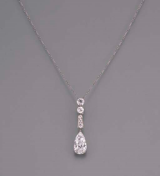 A DIAMOND PENDANT NECKLACE