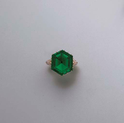 AN EXCEPTIONAL ANTIQUE EMERALD RING