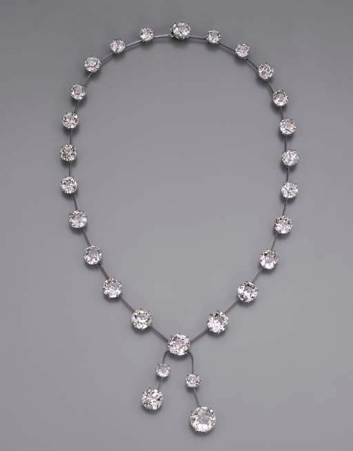 A VERY FINE ANTIQUE DIAMOND NECKLACE