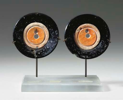 DEUX ORNEMENTS EN OBSIDIENNE ET COQUILLAGE