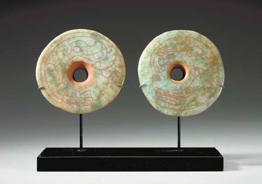 PAIRE D'ORNEMENTS D'OREILLES EN JADE