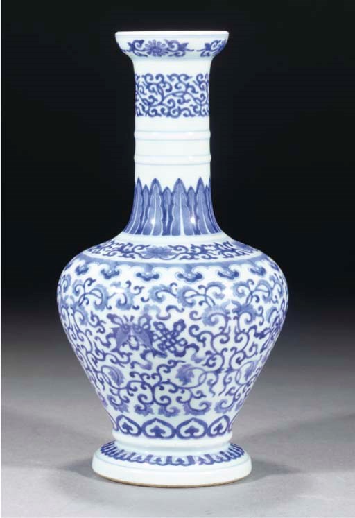 A blue and white bottle vase, 19th/20th century