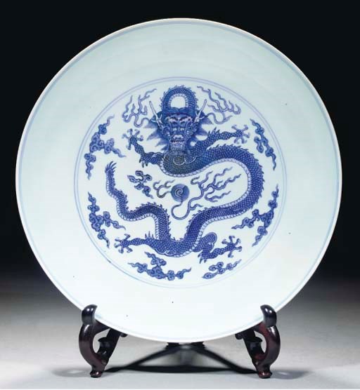 A blue and white dragon dish, 18th century