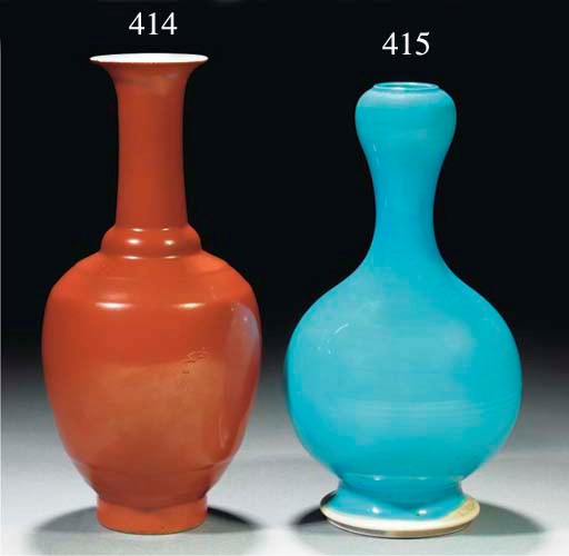 A turquoise glazed garlic neck vase, 18th century
