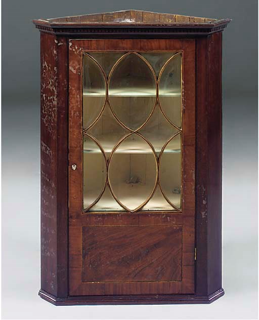 A MAHOGANY HANGING CORNER CUPBOARD